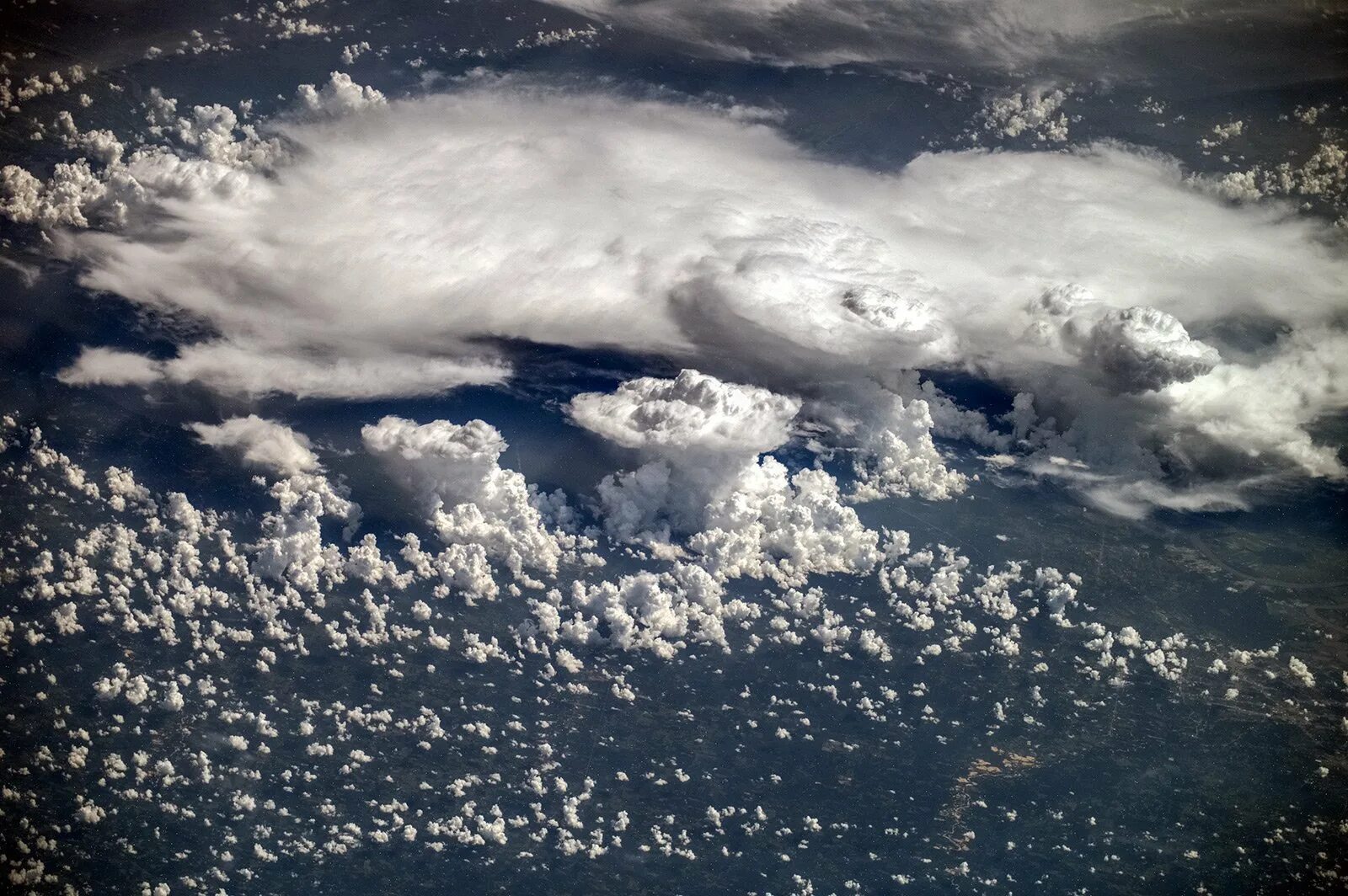 Из за какого вещества облака кажутся белыми. Облака. Облака из космоса. Облака вид с космоса. Снимки облаков из космоса.