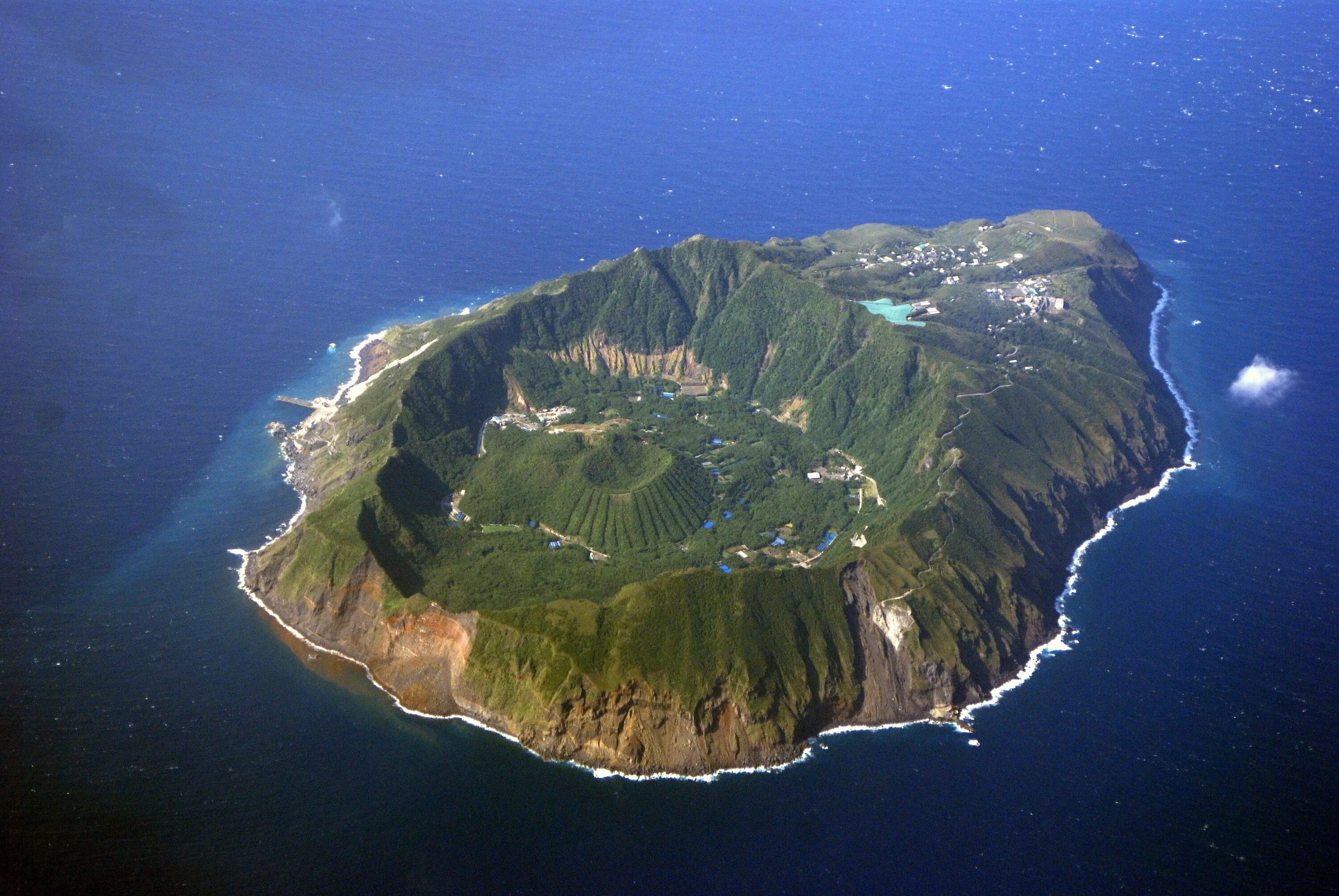 Как называется самый большой полуостров америки. Остров Аогашима, Япония. Вулкан Аогасима, Япония. Аогашима остров вулкан. Аогашима вулканический японский.
