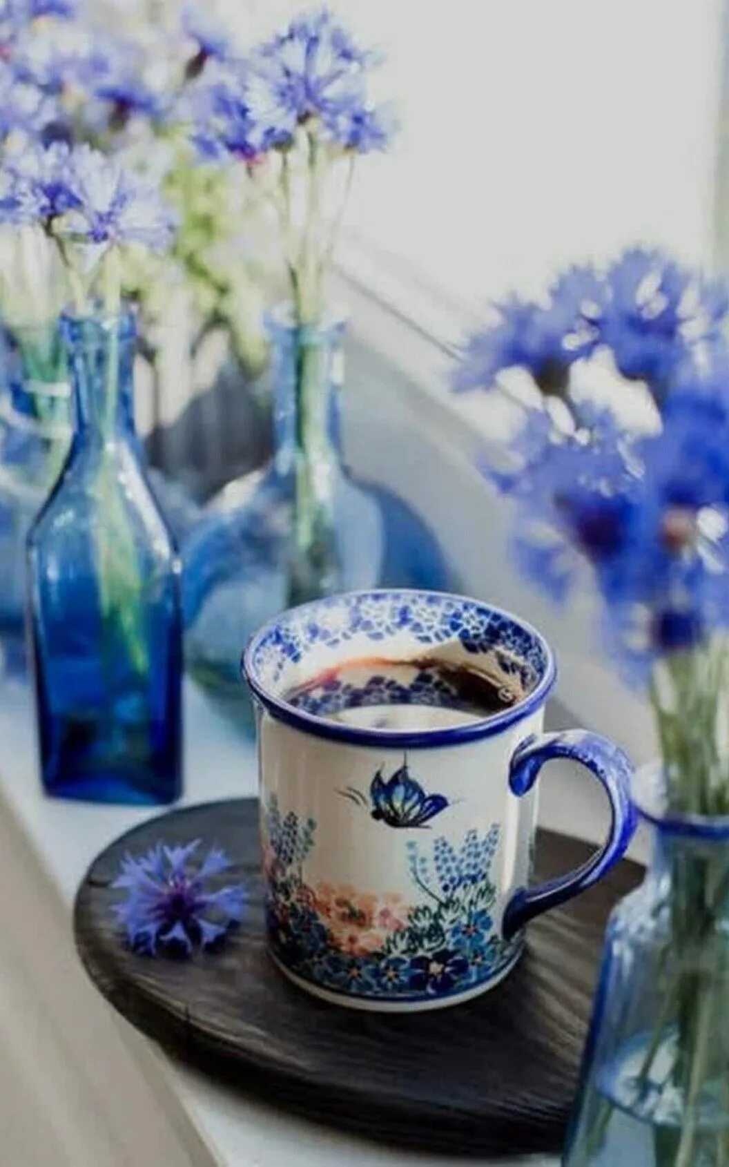 Чай с васильком. Васильки чай. Чашка с васильками. Чашечка кофе в голубых тонах. Васильки в чашке.