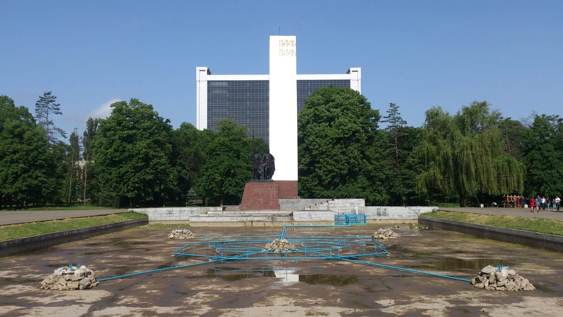 Площадь дружбы народов. Майкоп парк дружбы народов. Площадь дружбы Майкоп. Мемориальный комплекс площадь дружбы Майкоп. Площадь дружбы Майкоп фонтан.