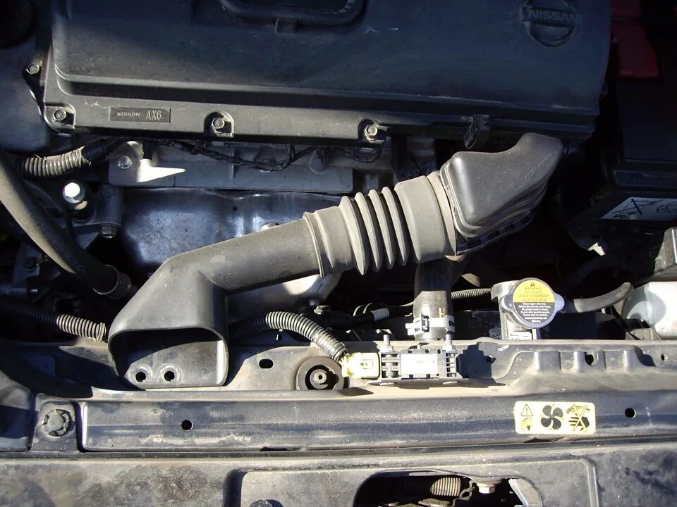 Как снять ниссан ноут 1. Nissan note 2012 под капотом. 4. Воздухозаборник воздушного фильтра ниссан ноут 1. Nissan note e11 мотор.