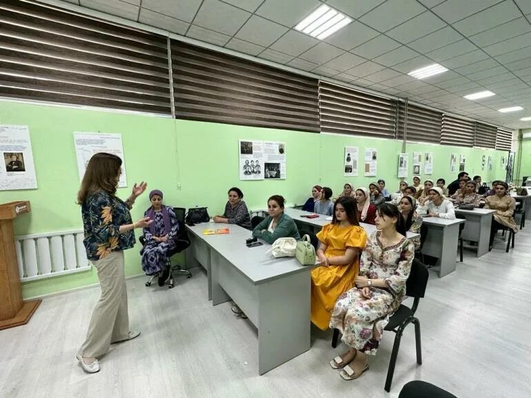 Преподаватели ТНУ Таджикистан. Душанбинская Международная школа. Рассказывает на конференции. Преподавание русского языка в Израиле.