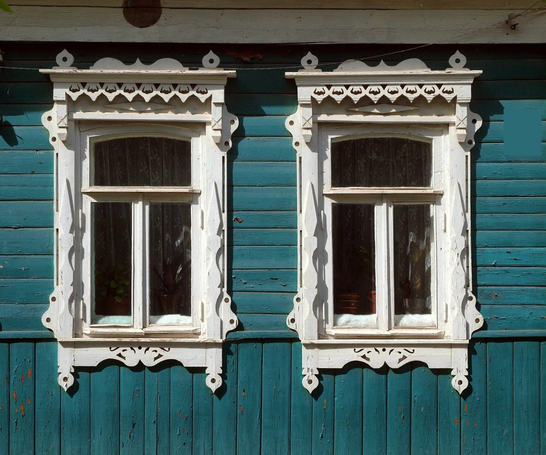 Резьба наличников своими руками. Деревянные наличники. Наличники на окна деревянные. Покрасить наличники на окнах. Красим наличники.