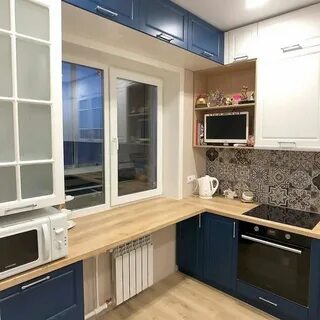 Кухня стол под окном