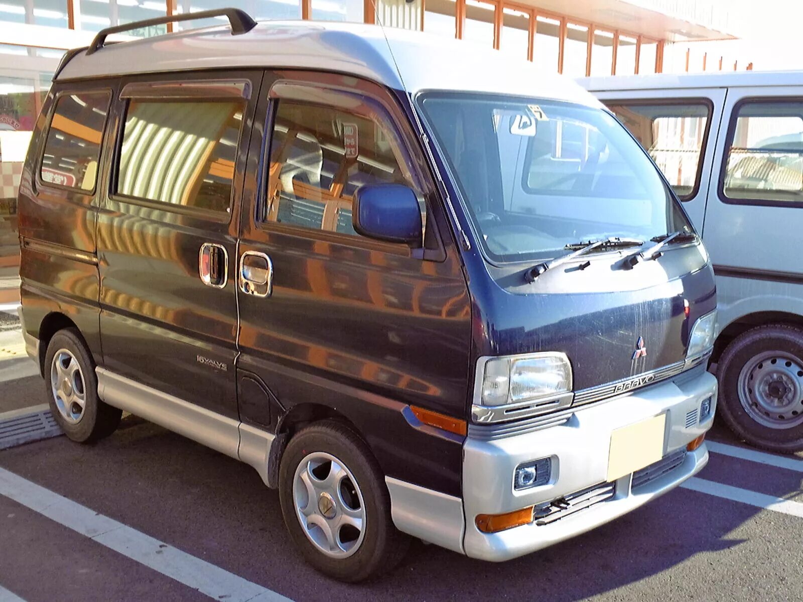 Купить б у машину из японии. Mitsubishi Bravo 1994. Mitsubishi Bravo 4wd. Mitsubishi Bravo Kei van. Мицубиси микроавтобус 4х4.