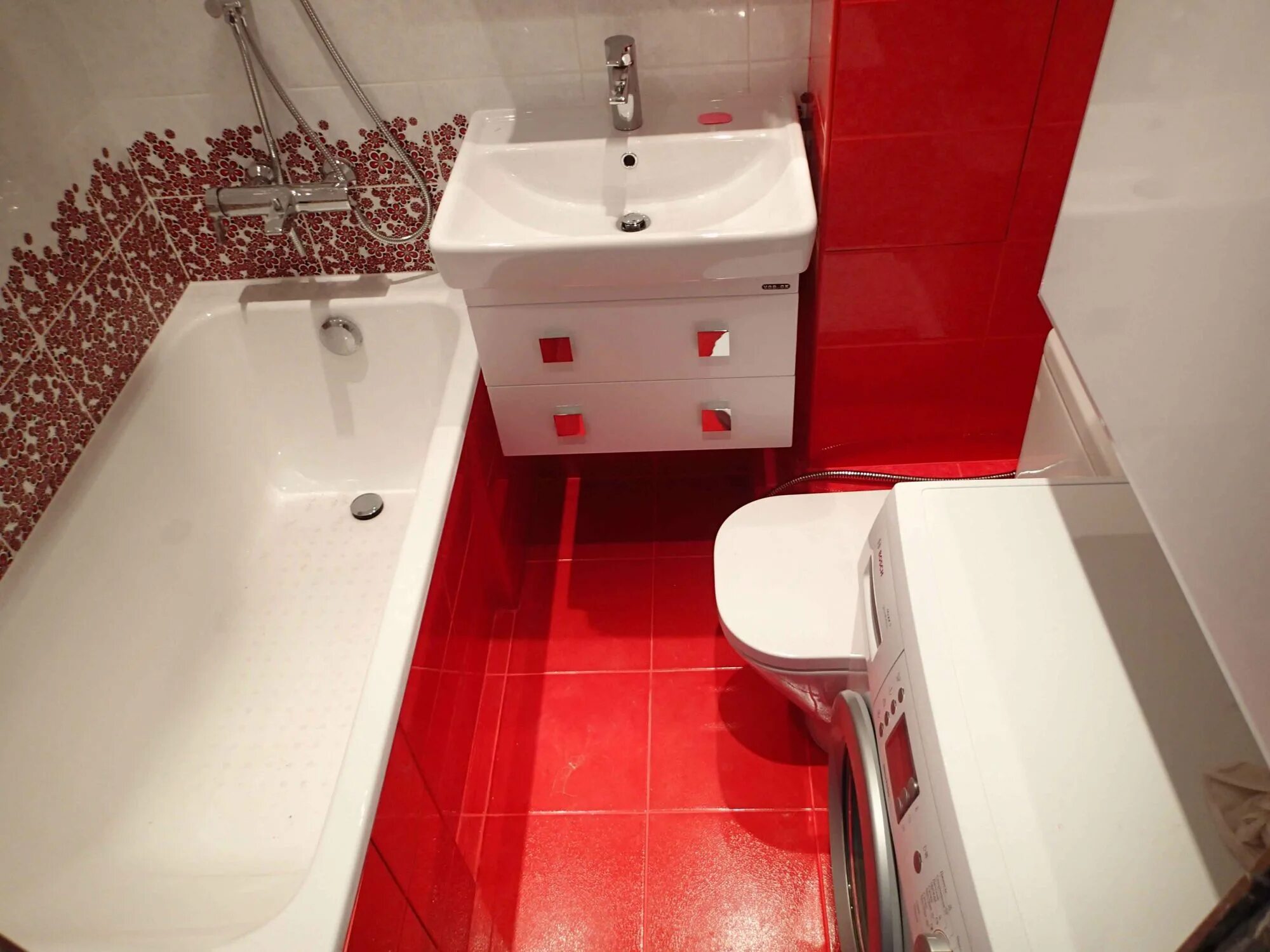 Ванная комната в хрущевке. Маленькая ванна с туалетом. Совмещенный туалет с ванной. Красная ванная. Маленькая ванна с унитазом