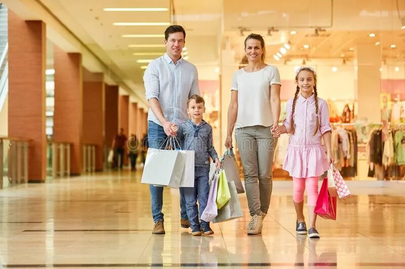 Go shopping mall. Семья шоппинг. Фотосессия в торговом центре семья. Семья с покупками. ТЦ семья.