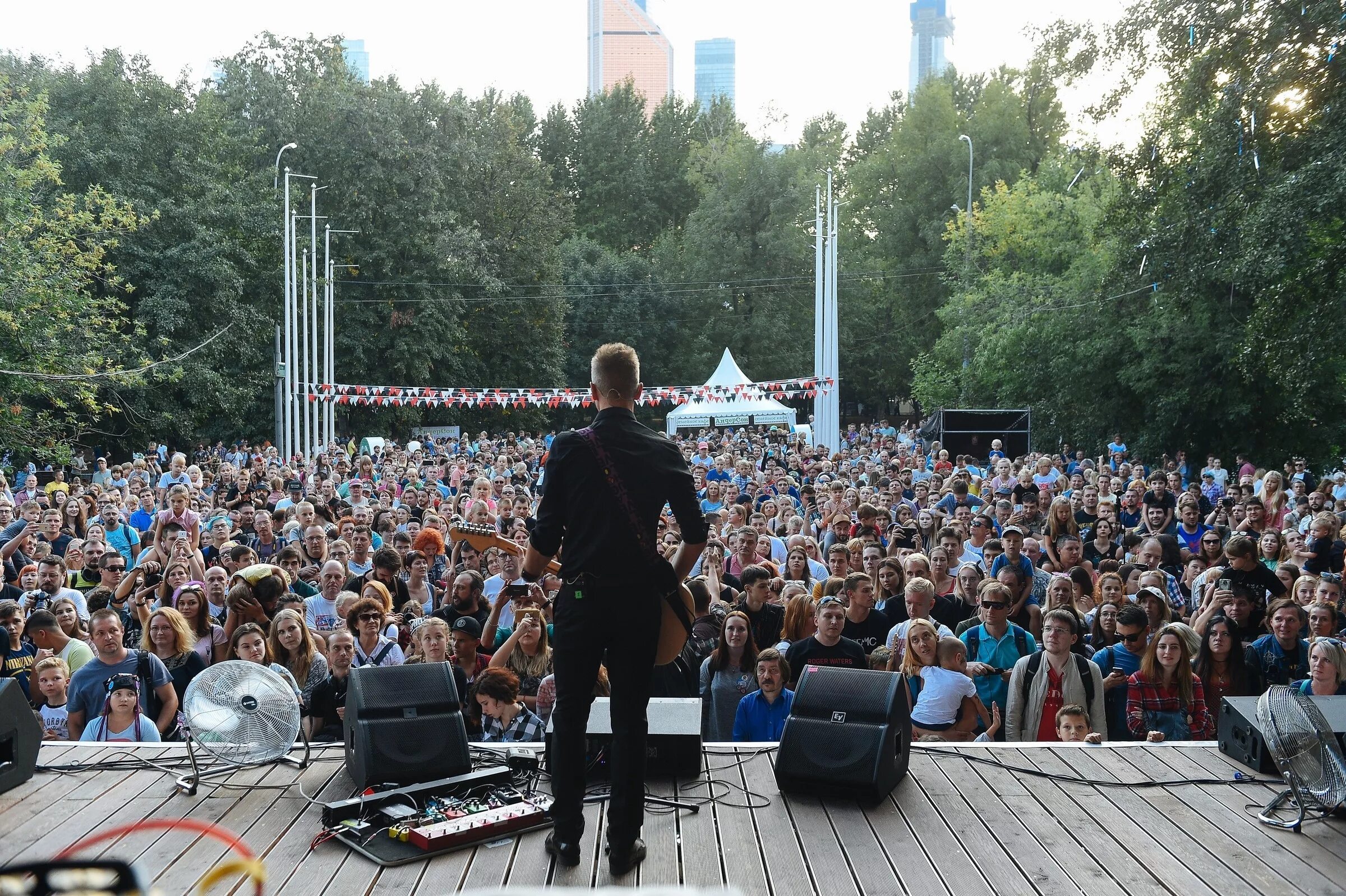 Крупные концертные площадки москвы. Парк красная Пресня концерты. Парк красная Пресня сцена. Парк красная Пресня концертная площадка. Парк красная Пресня Москва концерт.