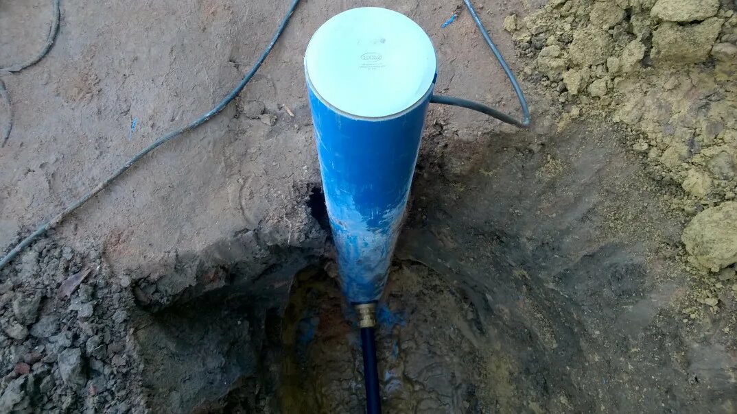 Скважина на воду на участке. Водяная скважина. Бурение водозаборных скважин ямал 89527239999. Бурение скважин под воду. Оголовок водозаборной скважины.