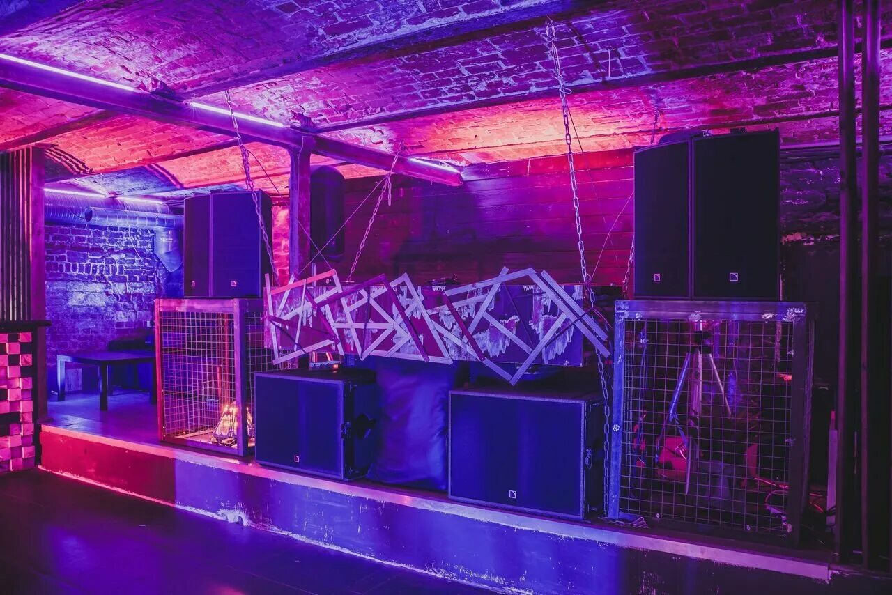 Андеграунд концерт. Андеграундные клубы москвы. Андеграунд бар. Клуб андеграунд. Андеграунд клуб омск.