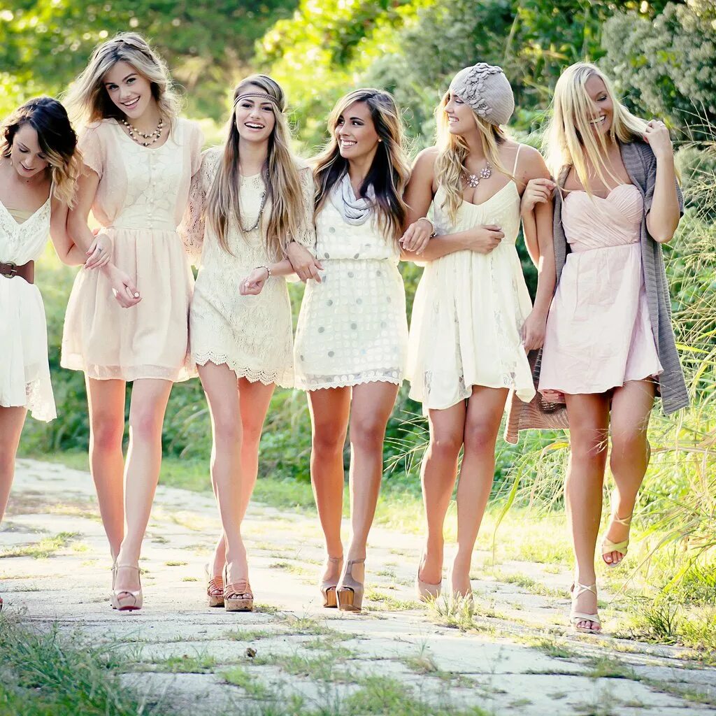 Видимо много молодых девушек. Группа девушек в платьях. Несколько красивых девушек. Фотосессия подруг. Три девушки в платьях.