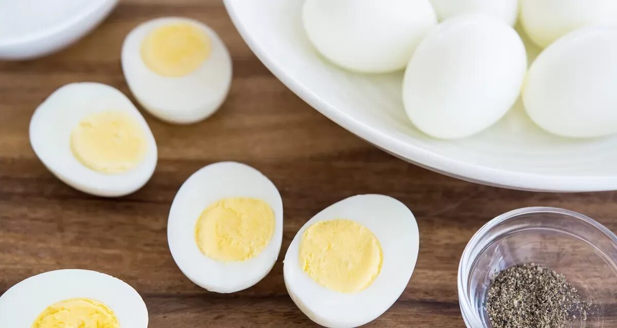 Яйца всмятку и вкрутую. Что приготовить с яйцами. Приготовление яйца вкрутую. Яйцо вареное вкрутую.