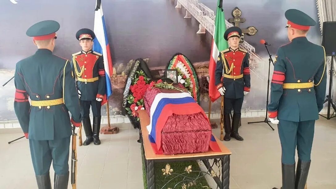 Суть времени татарстан. Погребение военнослужащих. Украина похороны солдат 2022.