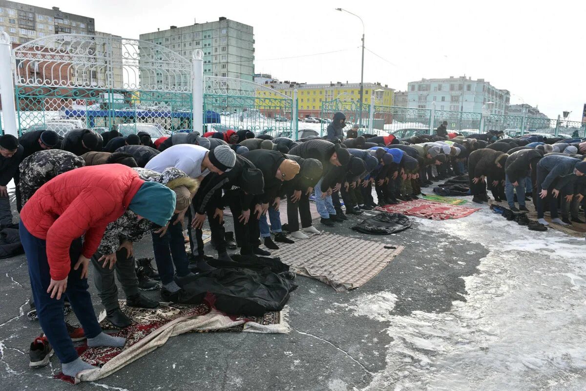 Окончание мусульманского. Ураза байрам. С праздником байрам. Мусульмане Норильска. Мусульманские праздники.