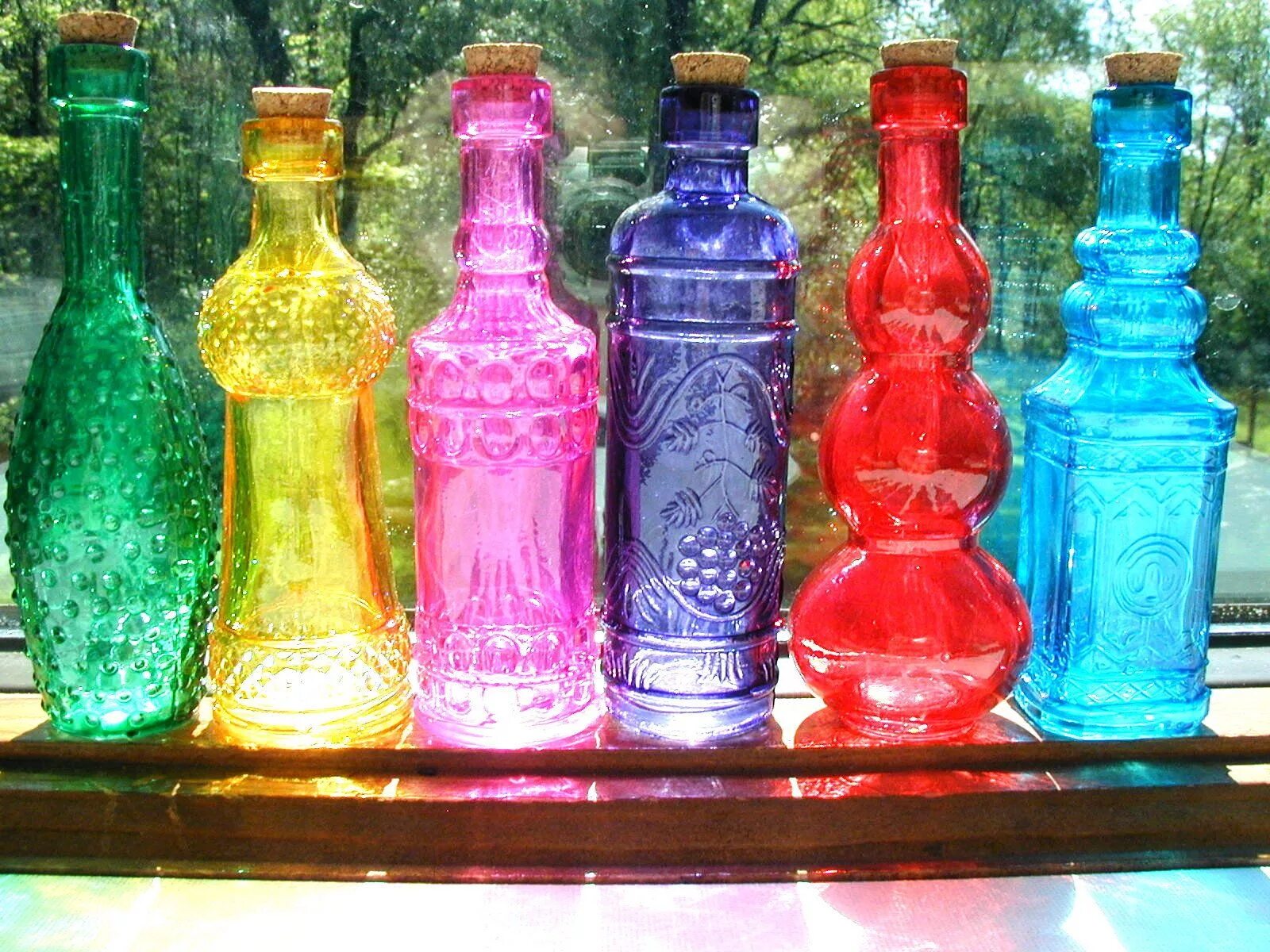 Цветные бутылочки. Гласс декор Орехово Зуево бутылки. Разноцветные бутылки. Бутылка из цветного стекла. Разноцветные стеклянные бутылки.