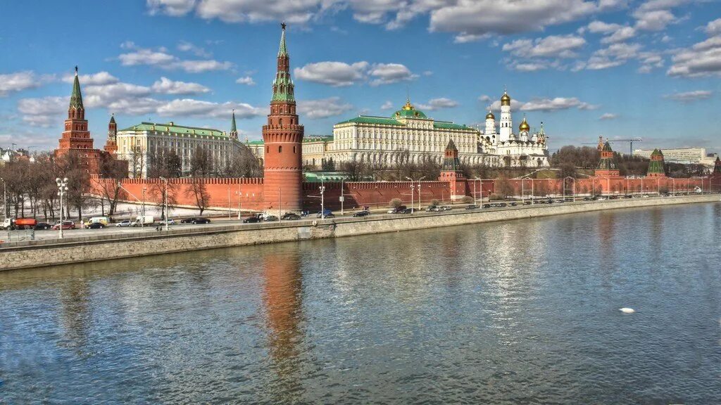 Москва река Кремль. Московский Кремль с реки. Кремль на берегу Москвы реки. Вид на Кремль с Москва реки.