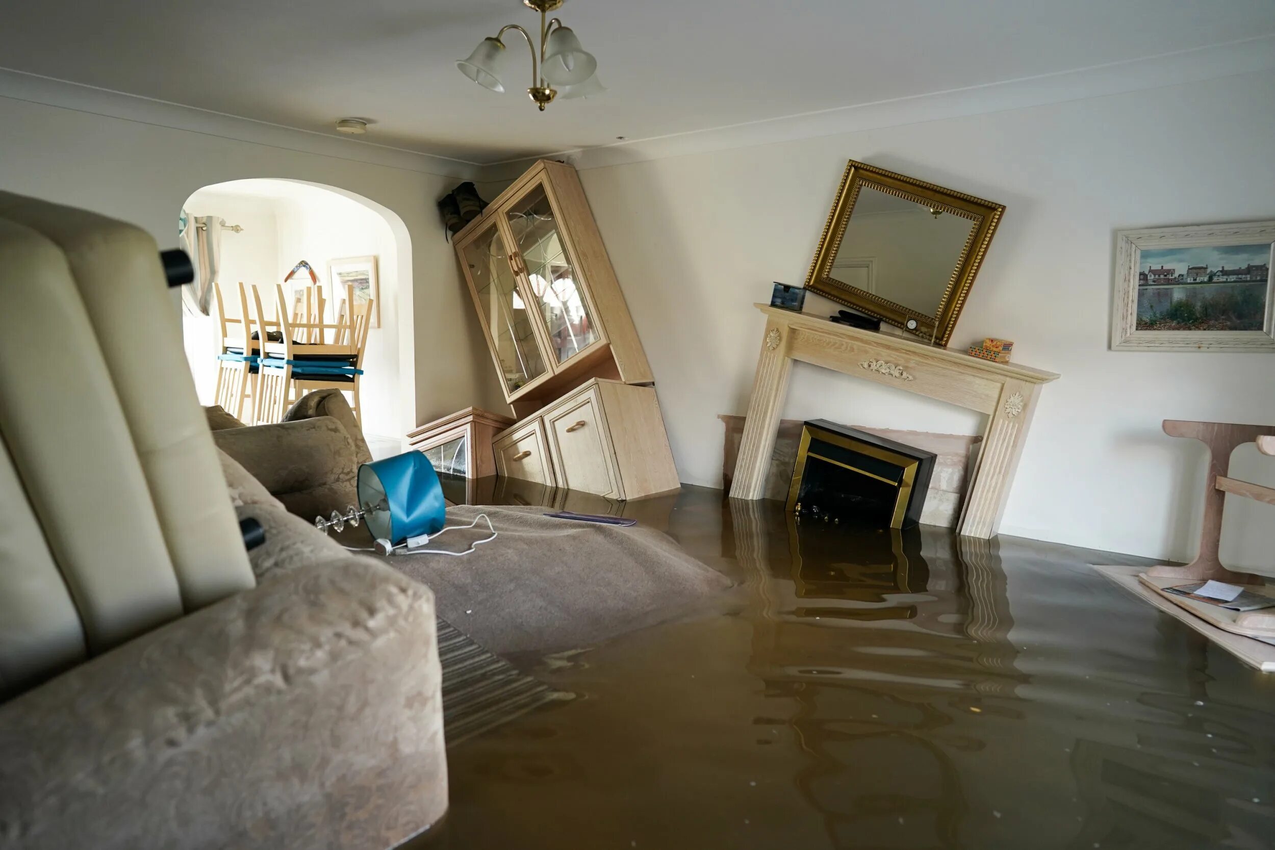 Два затопленных дома. Затопленный водой дом в Австрии. Квартира под водой. Flood Damage. Просушка квартиры после затопления.