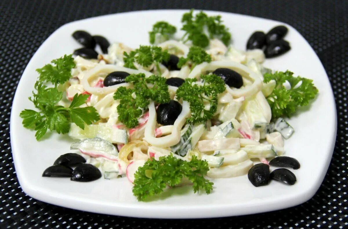 Праздничный салат с кальмарами рецепт. Салат с кальмарами. Салат с оливками. Салат из маслин и сыра. Украшение салата с кальмарами.