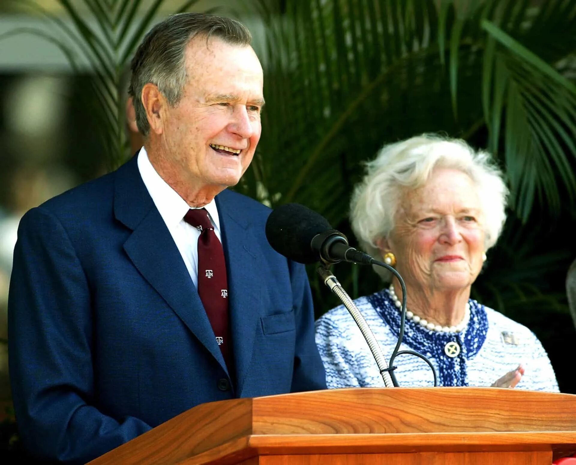 Жена буша старшего. Джордж Буш старший и Барбара Буш. Джордж Буш младший с женой. Джордж Буш старший с семьей. Джордж Уокер Буш с семьей.