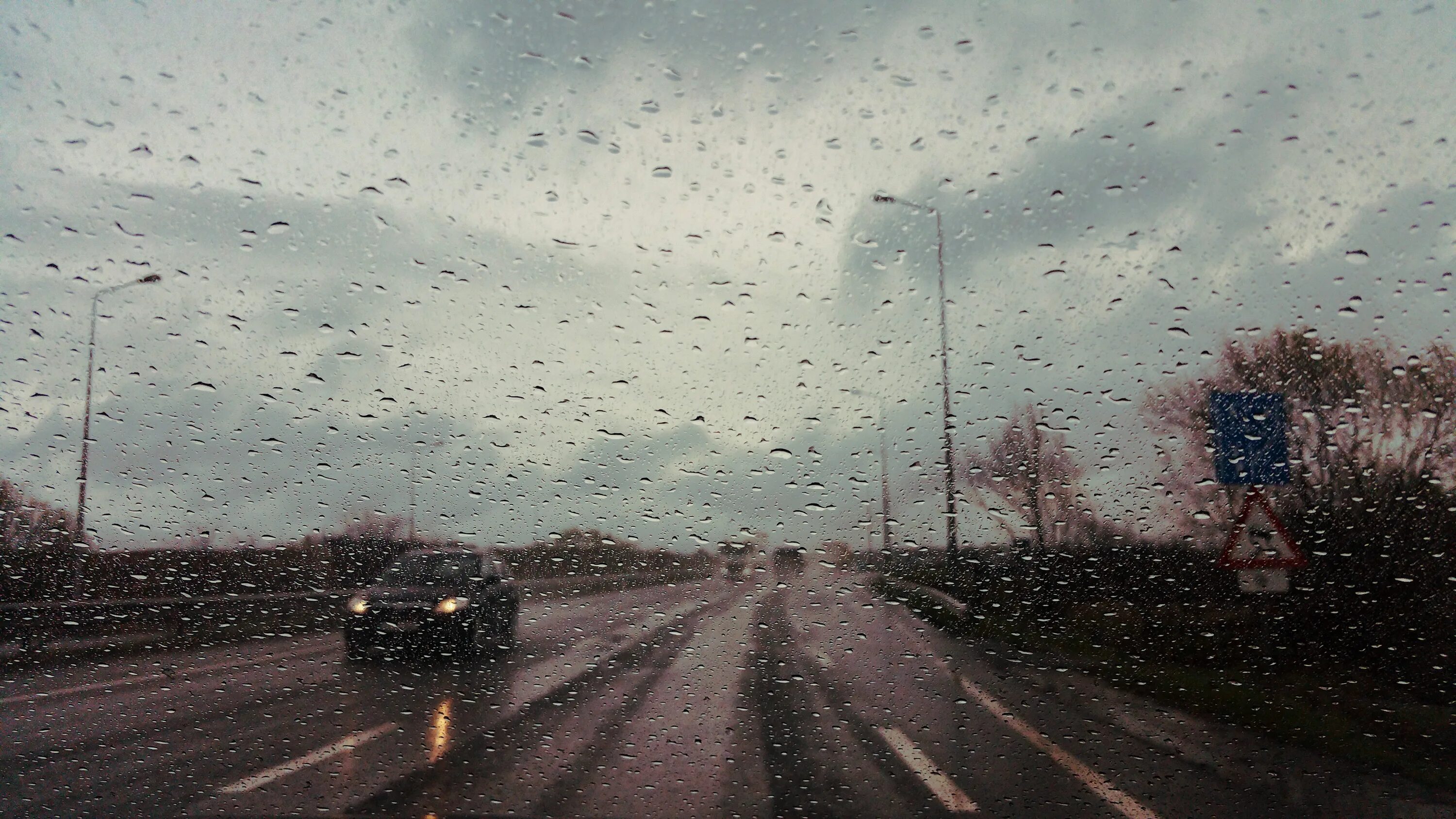 Дождь в дорогу примета. Ливень на дороге. Дождливая ночь. Дорога дождь. Обои дождь.