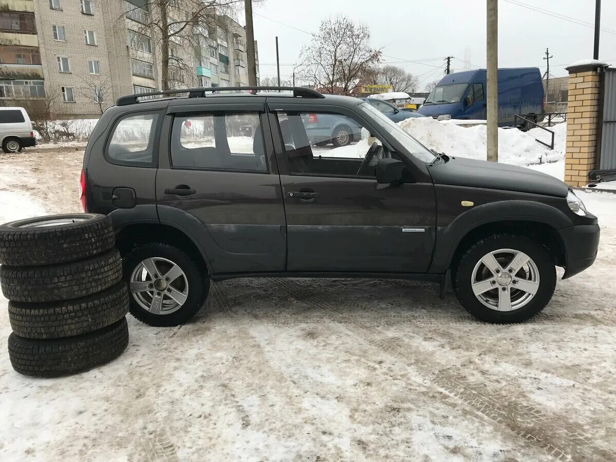 Диски на шевроле нива r17. Диски скад сафари 16 на ниву шевроле. Нива шевроле р16. Chevrolet niva r16 заводские. Шевроле нива на 16 колесах.