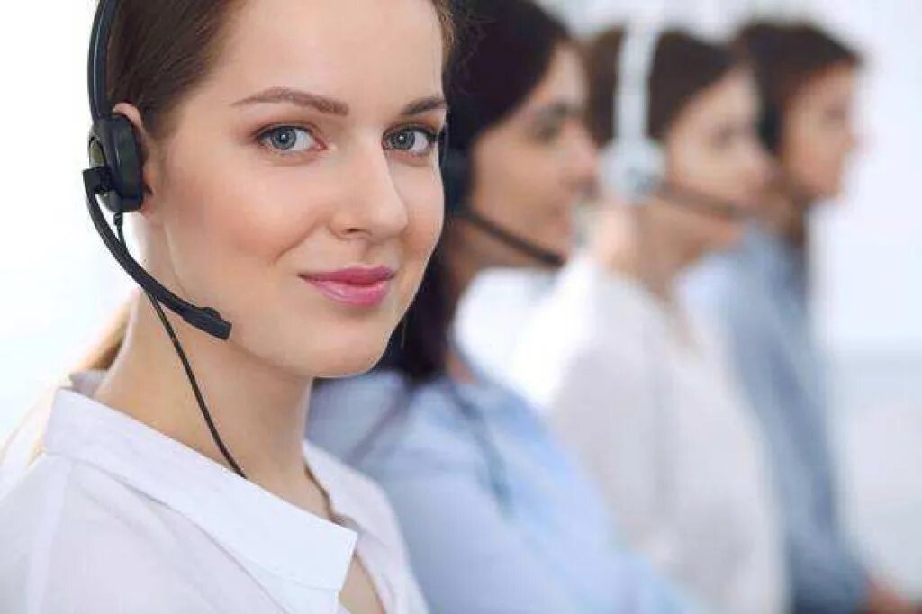 Колл центр. Девушка колл центр. Принять звонок оператора. Оператор диспетчер. Девушка с телефоном в офисе.