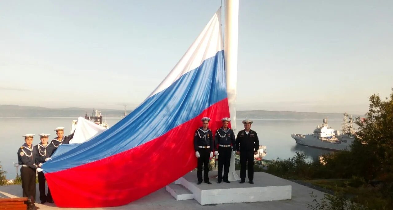 Поднятие знамя. Ритуал подъема и спуска государственного флага Российской Федерации. Ритуал спуска государственного флага Российской Федерации. Поднятие флага России. Подъем флага РФ.