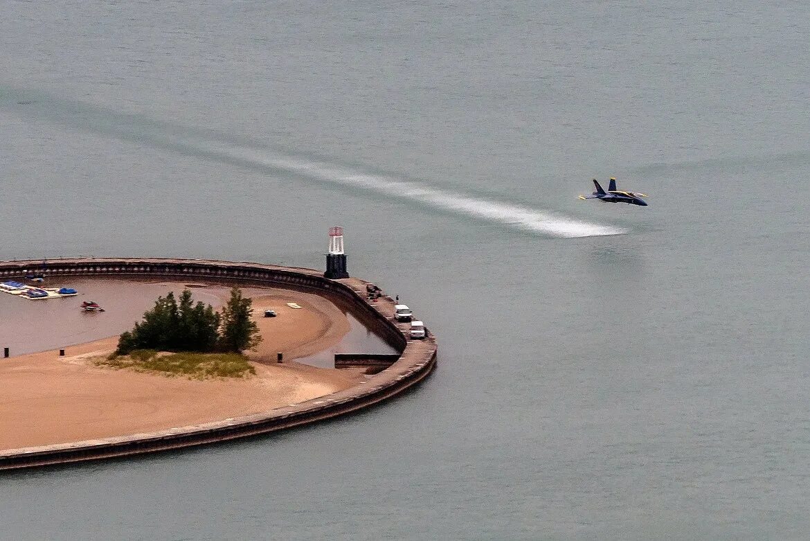 На бреющем полете. Бреющий полет истребитель. Истребитель над водой. На бреющем полете. Пролетите на бреющем полете.