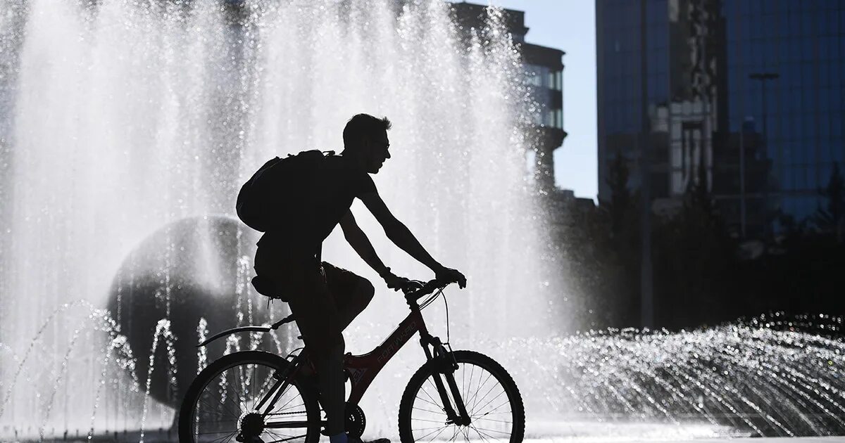 Догнать велосипед. Велосипед догоняет. Велосипедист в Москве фото. Знаменитости на прогулке по городу. Велосипедная прогулка фото черно белое оге 2024.