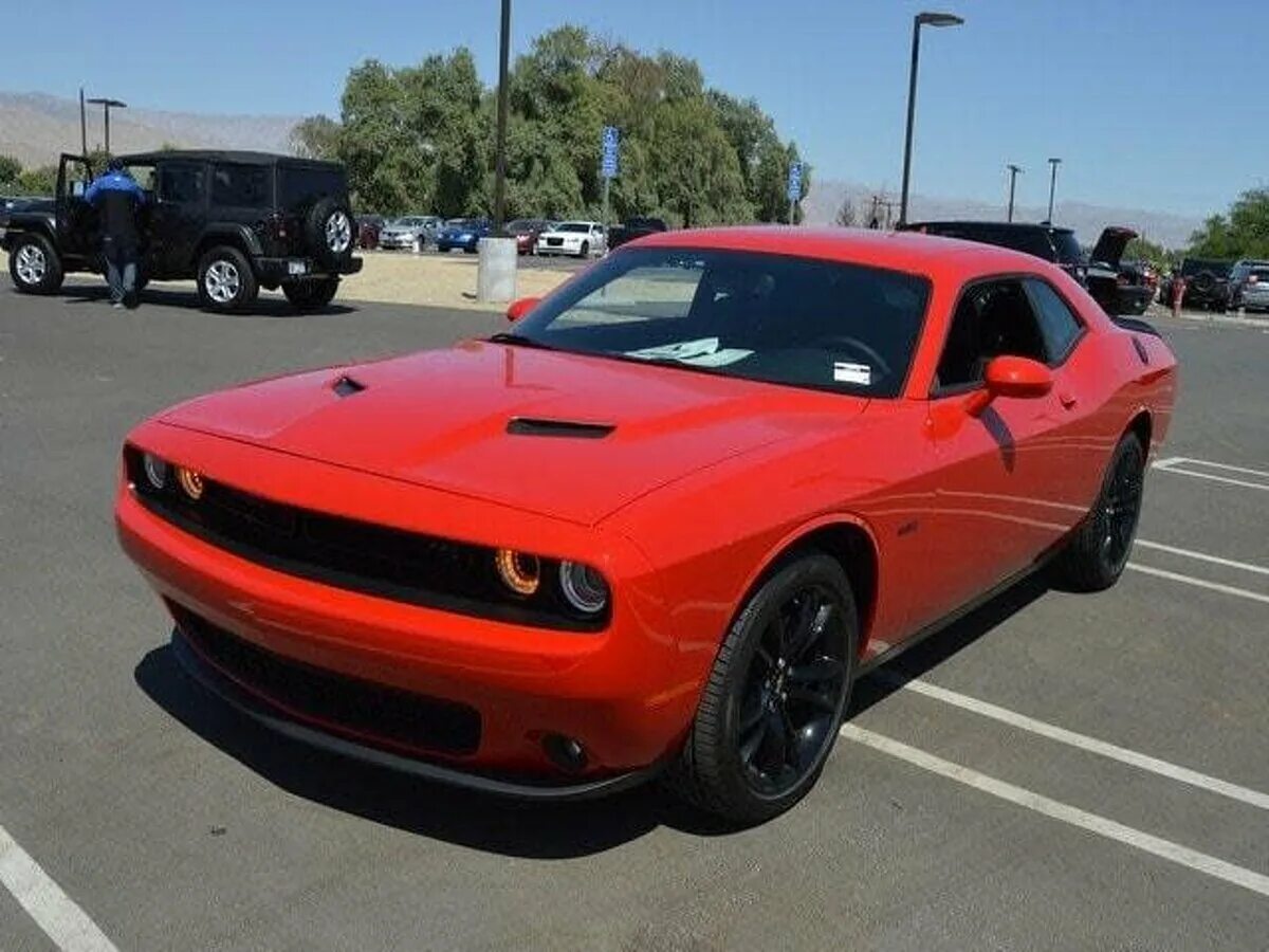 Красный челленджер. Додж Челленджер красный. Dodge Challenger III 2008. Додж Челленджер 5.7. Йдодж челенжер красный.