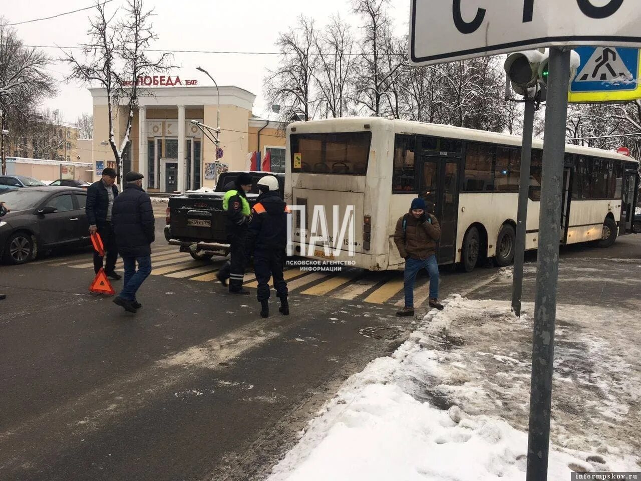 Авария с автобусом на Октябрьском проспекте в Пскове. ДТП С Псковской маршруткой.