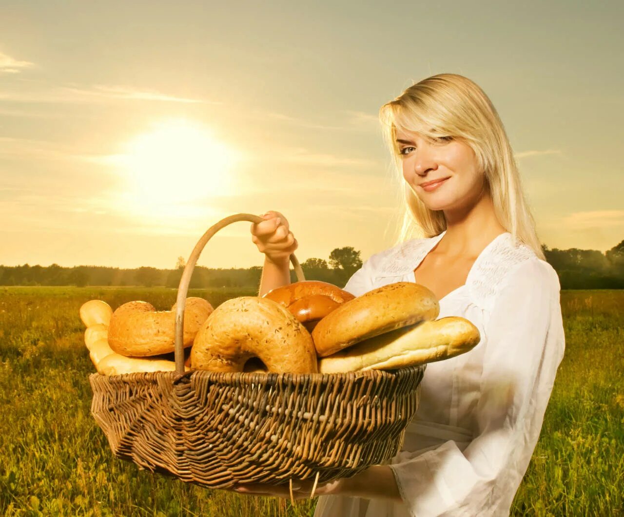 Корзинка для хлеба. Девушка с хлебом. Булочки девушек. Женщина с корзинкой хлеба. Баба булочка