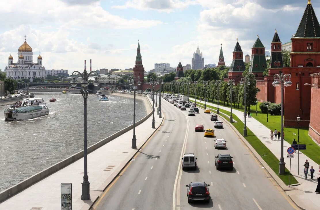 Какие реки протекают у московского кремля. Кремлевская набережная Москва. Кремлевская набережная Москвы реки. Крем Лев СКА Я набережная. Батов Москва Кремлевская набережная.