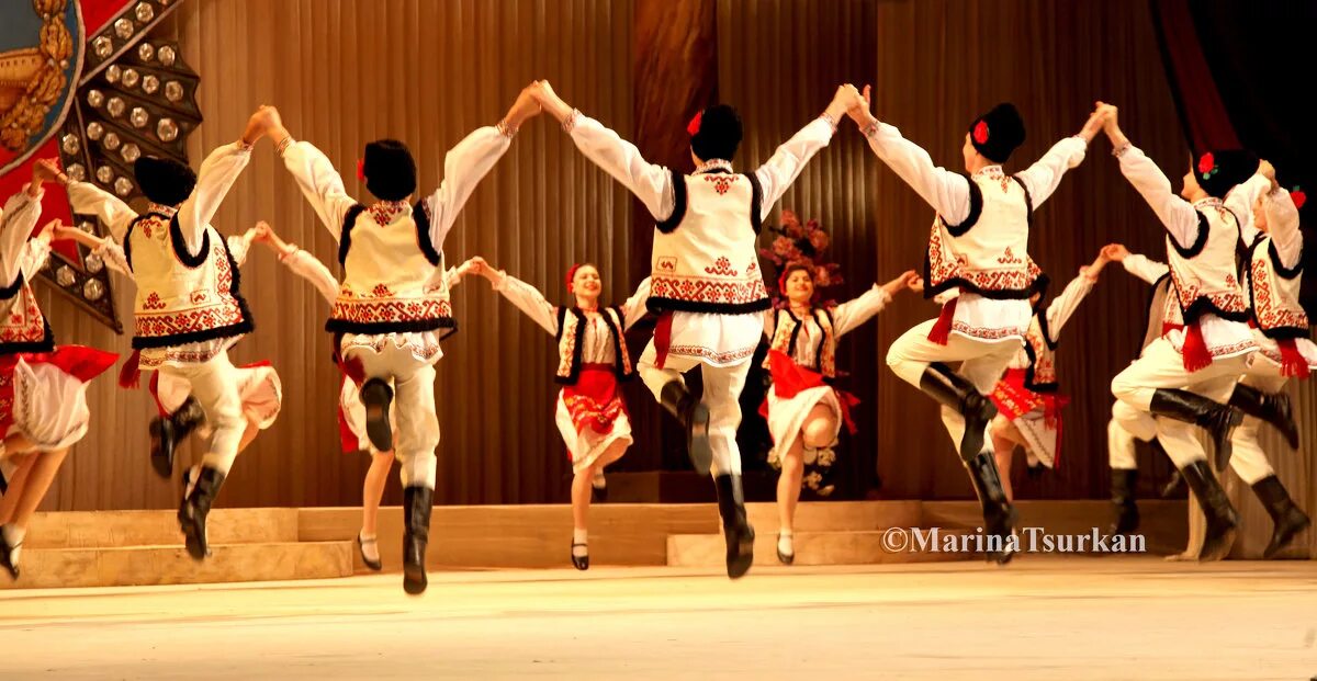 молдавский танец хора. молдавский танец жок. молдавский танец хора. молдовеняска молдавский народный танец. хора дин молдова.