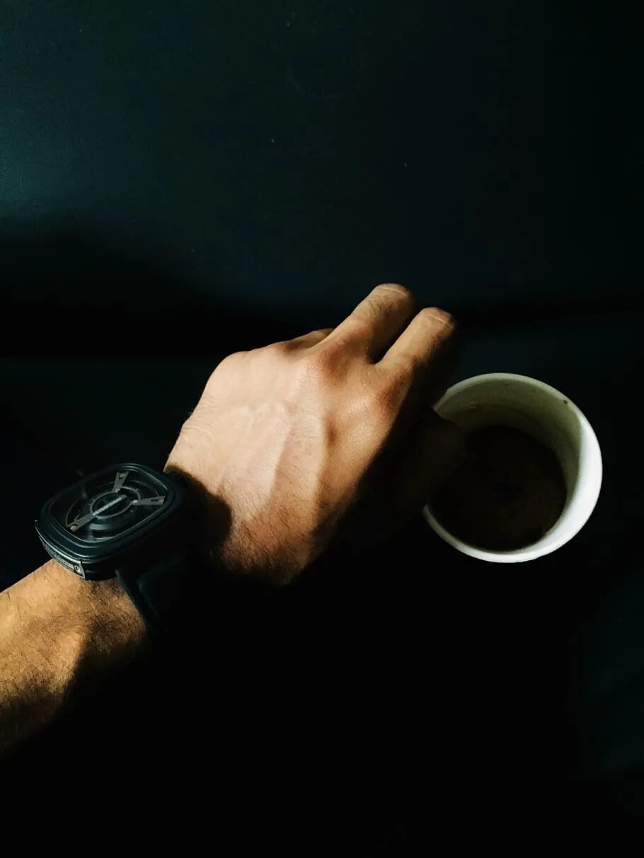 Рука держащая часы. Часы на руке. Чашка кофе в мужских руках. Мужская рука с кофе. Мужская рука.