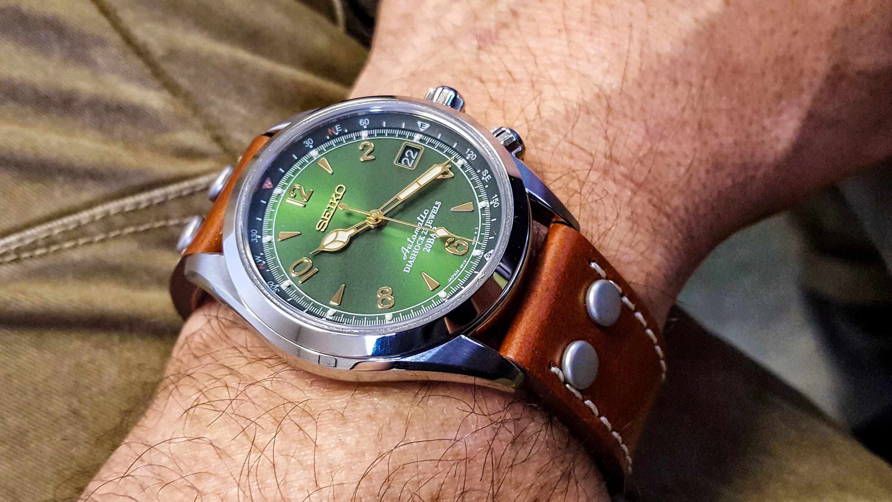 Сейко альпинист купить. Seiko sarb017. Seiko Alpinist spb121j1. Сейко зеленый альпинист. Часы Сейко альпинист.