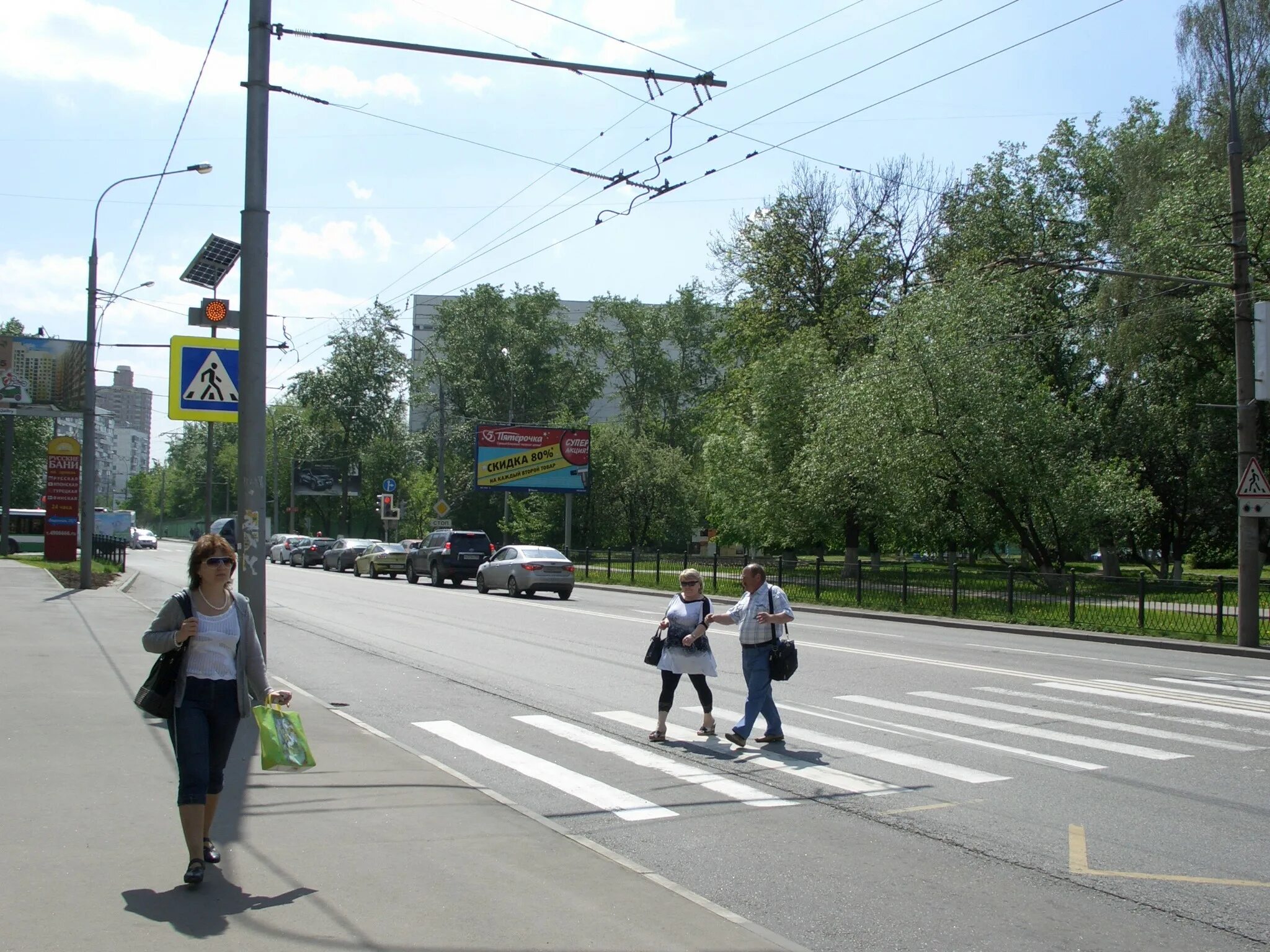 Непропуск пешехода. Непропуск пешехода на пешеходном переходе. Бабушка на пешеходном переходе. Повышенный пешеходный переход.