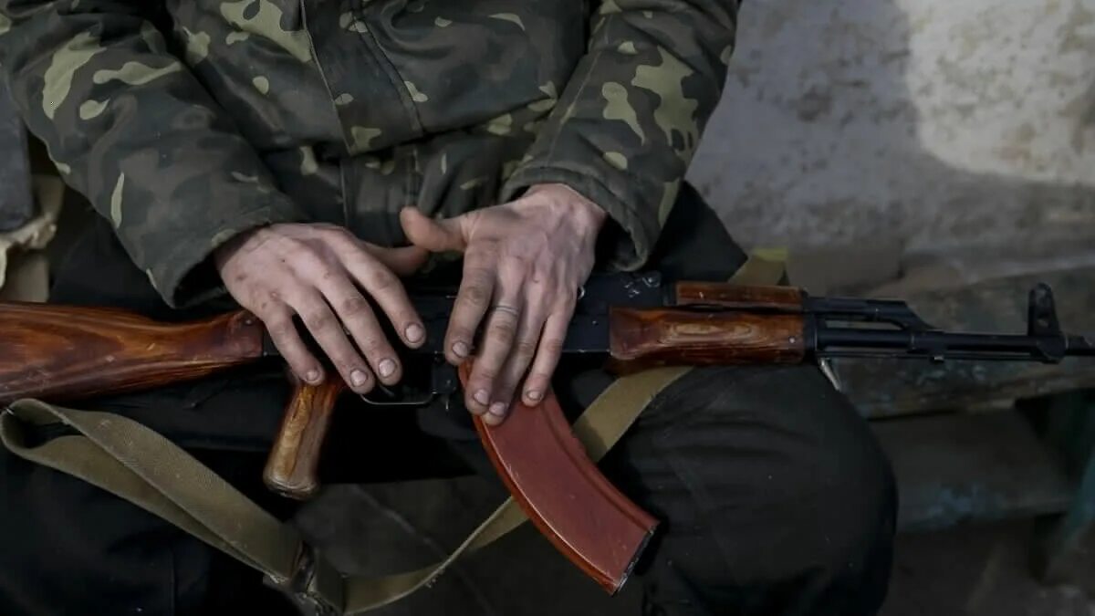 Сбежавший с оружием. Автомат на коленях. Отстреленные солдаты Украина. Солдат на коленке с автоматом. Рука военного.