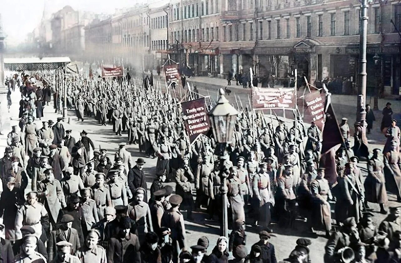 Петроградское восстание 1917 года. Мятеж в Петрограде февраль 1917. Петроград октябрь 1917. Петроградский Гарнизон в 1917. Массовая демонстрация в петрограде