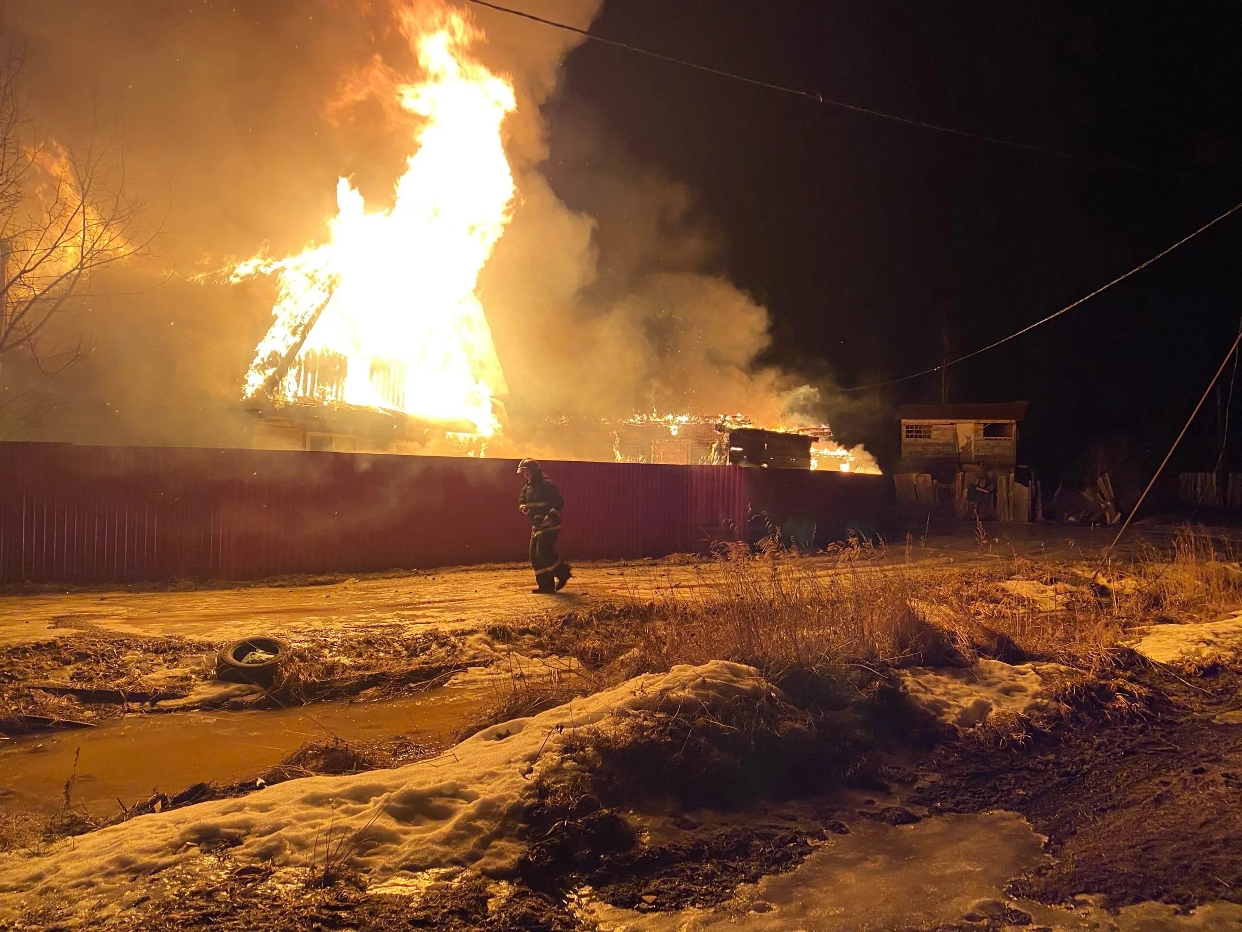 Где пожар живет. Пожар в Никольском Тосненского района. Горит частный дом. Пожар в частном доме. Сгоревший частный дом.