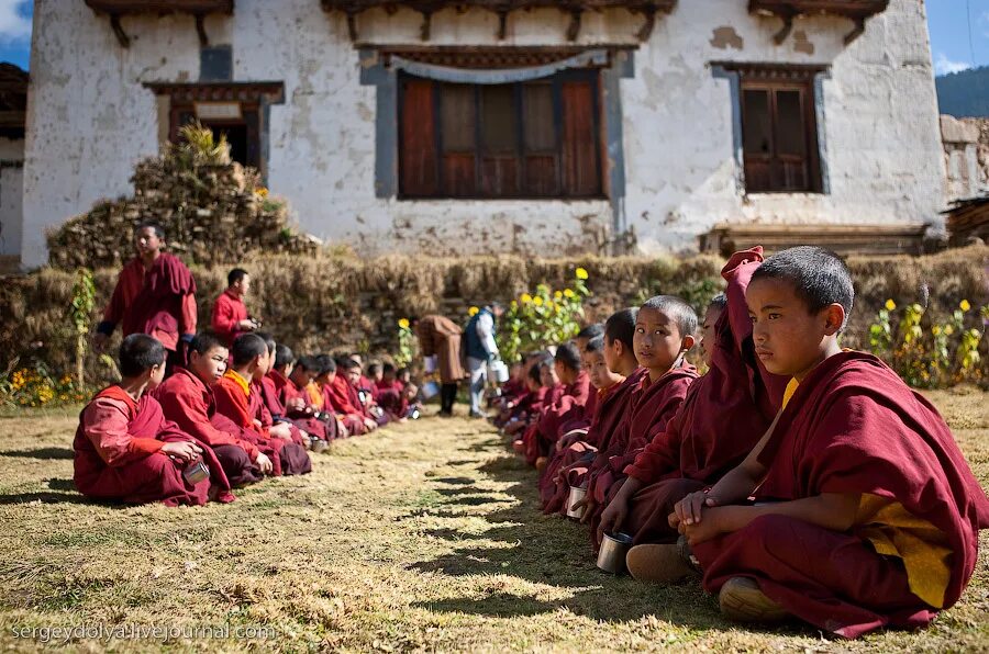 Бутан группа. Тибетцы Бон. Бутан монахи.