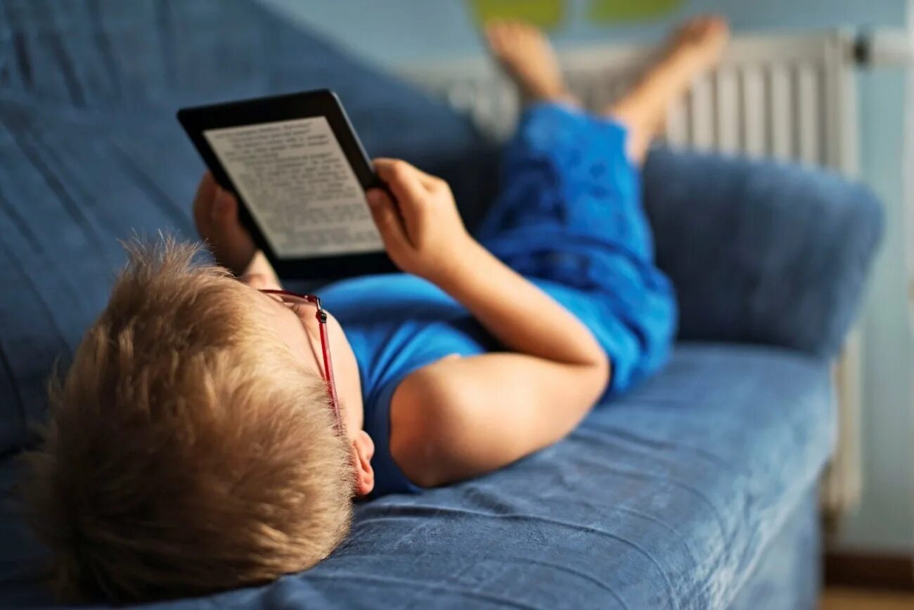 Читать с картинки. Чтение лежа. Чтение книг лежа. Ребенок читает лежа. Чтение в постели.