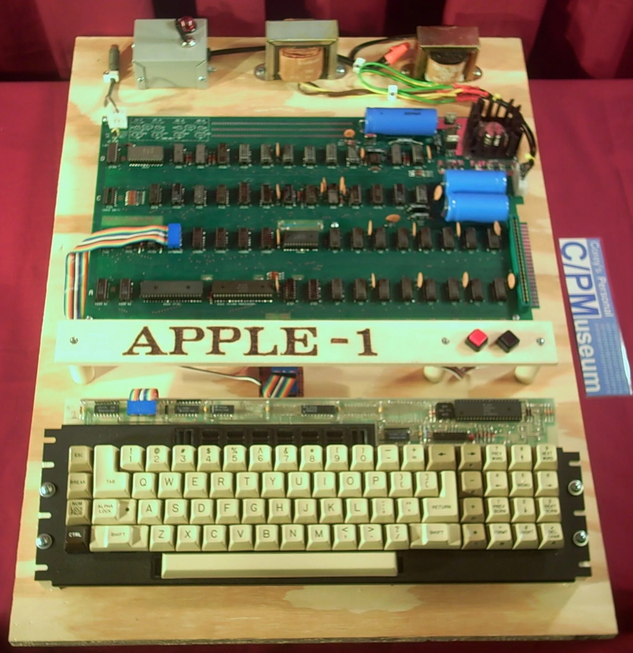 Apple i 1976. Эппл 1 компьютер. Компьютер Apple 1976. Apple Computer 1 1976.