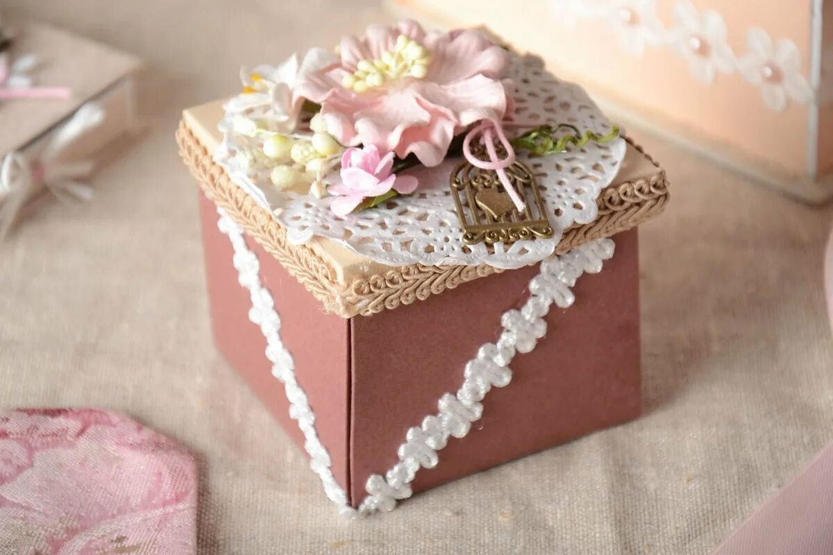 коробочка для подарка. каробачкам с вои ми руками. декор коробки для подарка. подарочные коробки скрапбукинг. скрапбукинг коробочки для подарков.