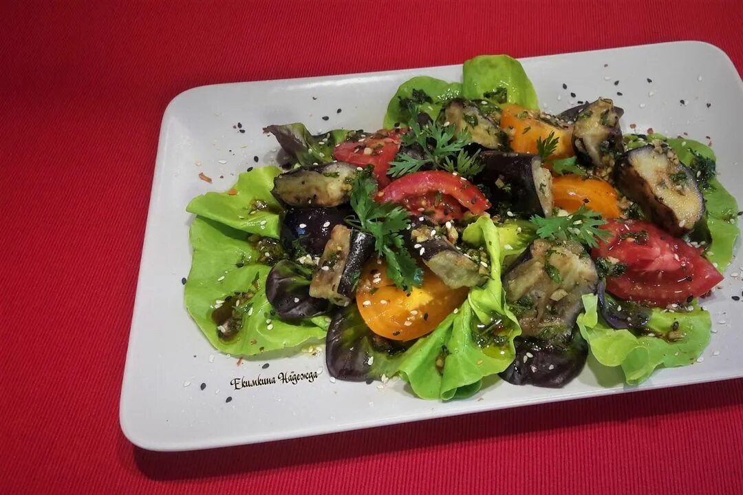 салат лаззат с хрустящими баклажанами и свежими