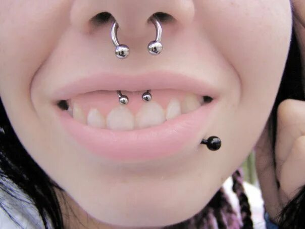 со скольки лет можно проколоть смайл. хеликс пирсинг спираль. пирсинг уздечки верхней губы. пирсинг губ лабрет / медуза /монро / мадонна. септум обманка в нос.