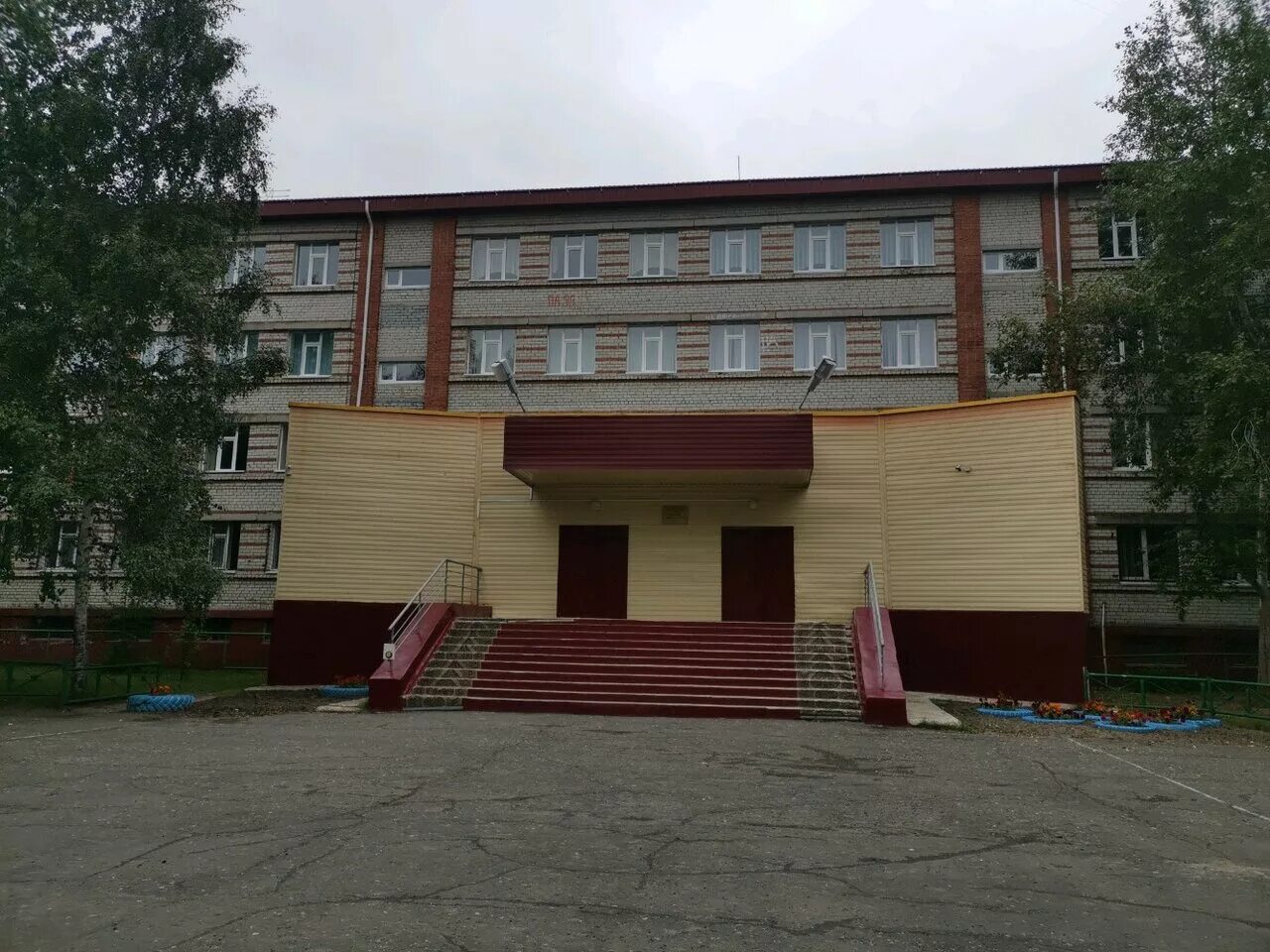 Отзывы школ сургута. Сургут школа 1 вакансии. Школа сургут 19 школа. Школа искусств 2 сургут. Школа 25 сургут учителя.