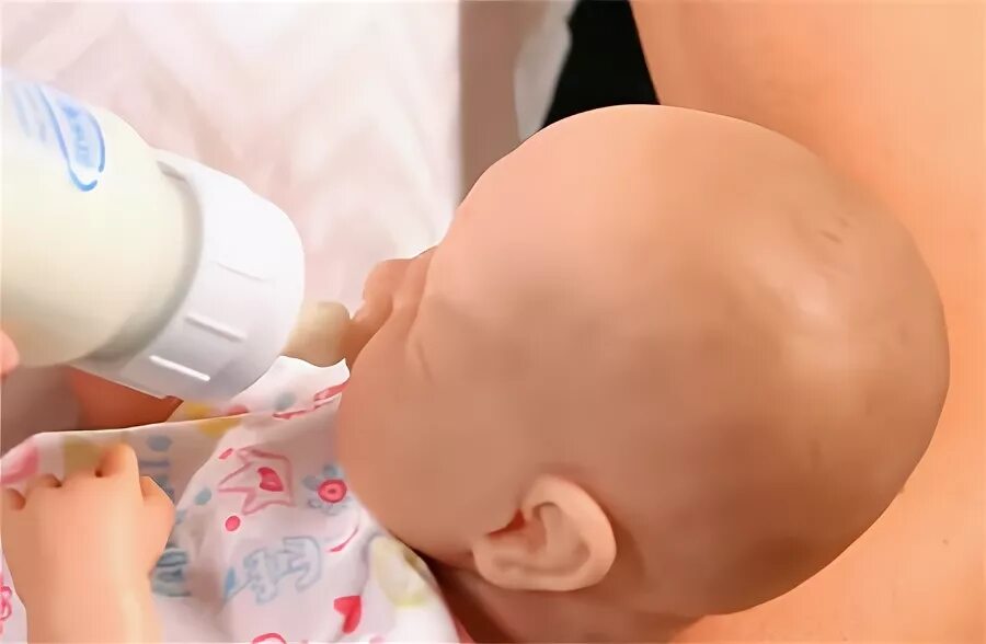 Новорожденный заглатывает воздух. Кормление из бутылочки новорожденного. Как правильно кормить новорожденного из бутылочки. Как правильно кормить новорожденного из бутылочки смесью. Правильное кормление из бутылочки грудничка.