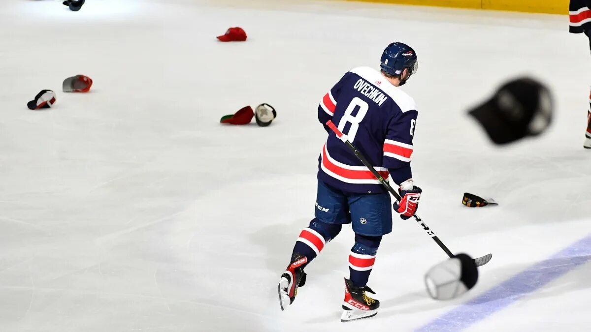 Овечкин хет трик. Овечкин НХЛ Вашингтон Кэпиталз. 3. Alexander Ovechkin. Овечкин хет трик фото. Рекорд шайб овечкина в нхл