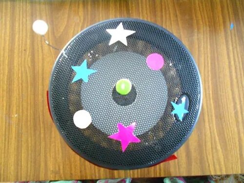 Летающая тарелка поделка. Космическая тарелка поделка. Летающая тарелка из дисков. Поделки на тему космос из дисков. Поделка летающая тарелка в детский сад